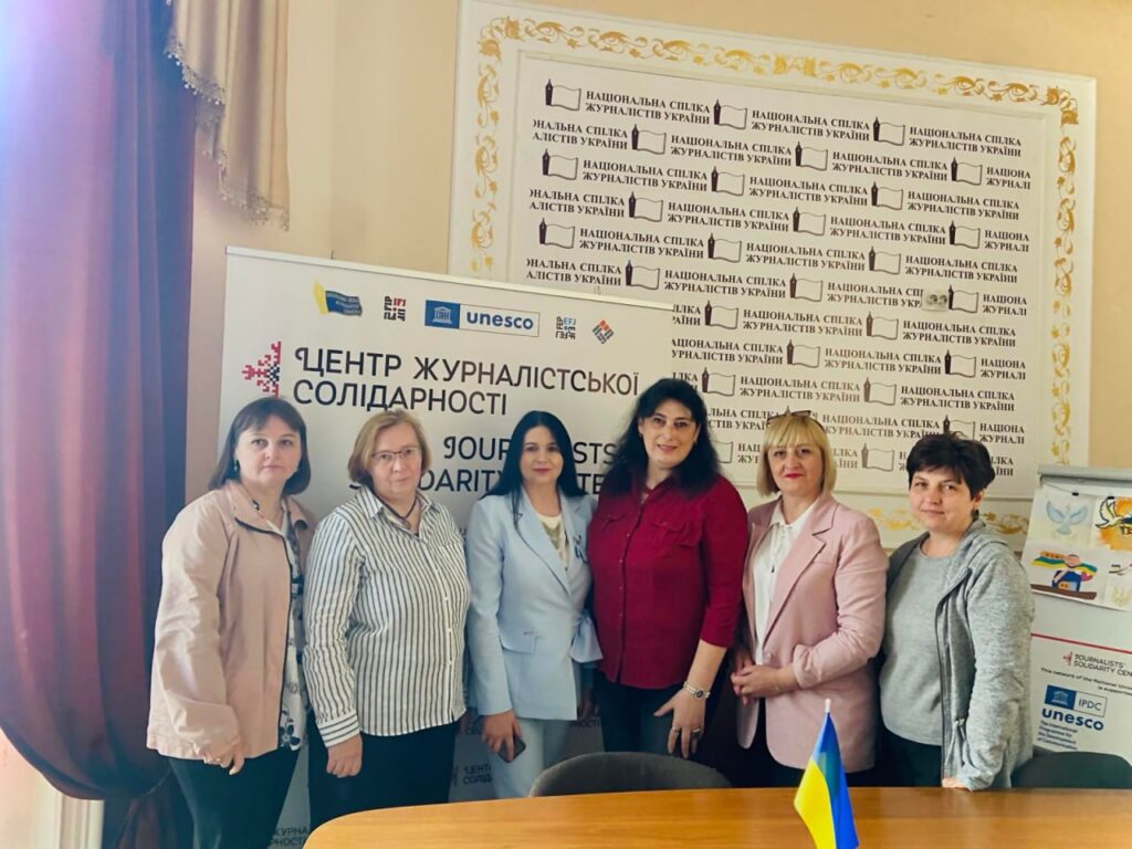 Візит до Центру журналістської солідарності у Львові: студентів з Тернополя вразила вага бронежилета 18 Візит до Центру журналістської солідарності у Львові: студентів з Тернополя вразила вага бронежилета 1
