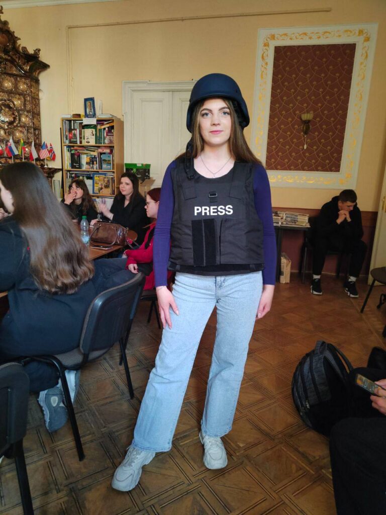 Візит до Центру журналістської солідарності у Львові: студентів з Тернополя вразила вага бронежилета 19 Візит до Центру журналістської солідарності у Львові: студентів з Тернополя вразила вага бронежилета 2