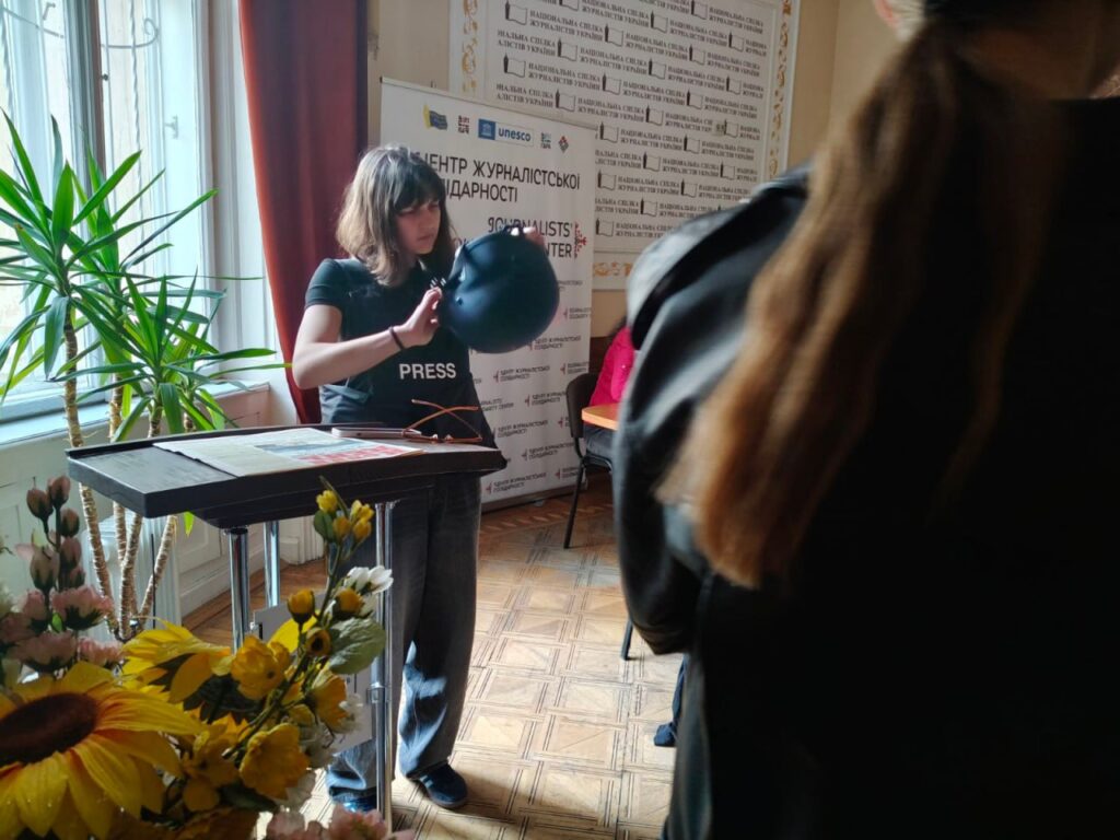 Візит до Центру журналістської солідарності у Львові: студентів з Тернополя вразила вага бронежилета 20 Візит до Центру журналістської солідарності у Львові: студентів з Тернополя вразила вага бронежилета 3
