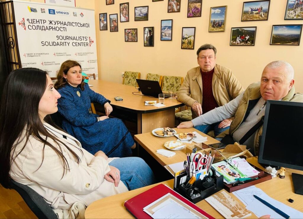 Унікальні лоти запропонує на благодійному розіграші «Рука підтимки» Івано-Франківський Центр журналістської солідарності