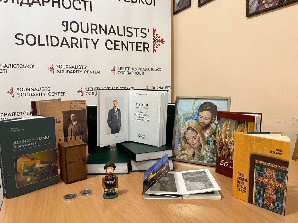 Унікальну мініатюру військового кореспондента представили на благодійний розіграш в Івано-Франківському Центрі журналістської солідарності