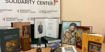 Унікальну мініатюру військового кореспондента представили на благодійний розіграш в Івано-Франківському Центрі журналістської солідарності