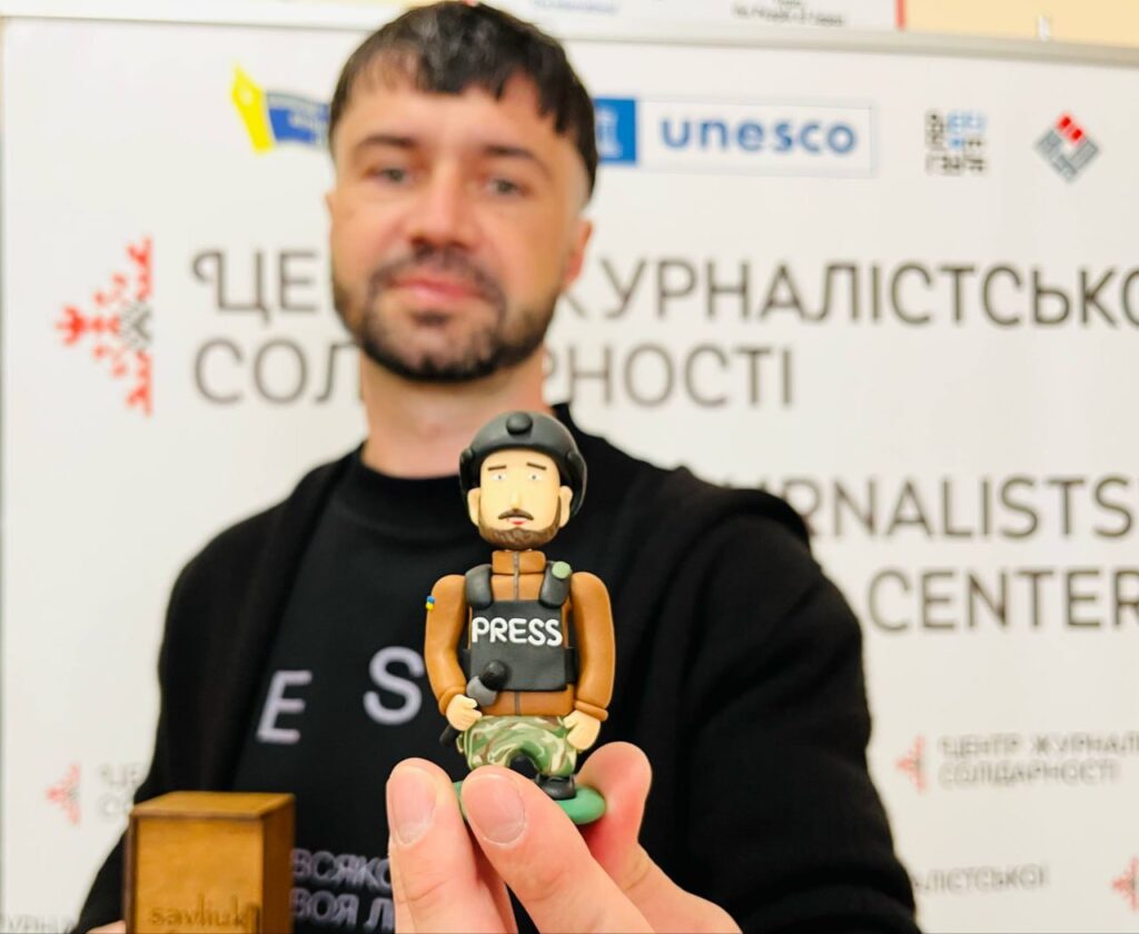 Унікальну мініатюру військового кореспондента представили на благодійний розіграш в Івано-Франківському Центрі журналістської солідарності 1
