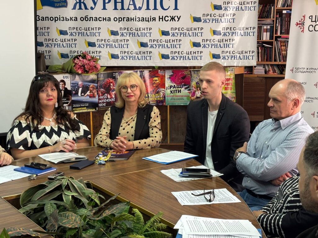 Благодійна акція «Рука підтримки»: творчість об’єднала запорізьких медійників і митців для добрих справ 18 Благодійна акція «Рука підтримки»: творчість об’єднала запорізьких медійників і митців для добрих справ 1