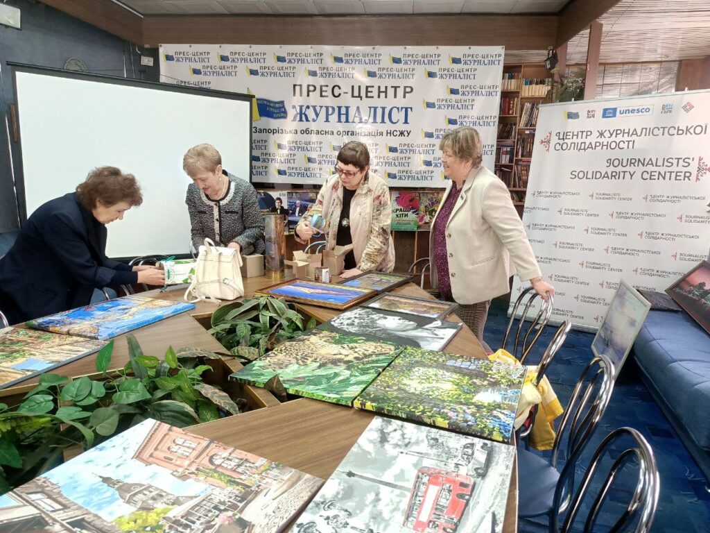 Акція «Рука підтримки»: серед лотів у Запоріжжі – картини, фотовітражі, вишивки, ляльки-мотанки, ювелірні прикраси 18 Акція «Рука підтримки»: серед лотів у Запоріжжі – картини, фотовітражі, вишивки, ляльки-мотанки, ювелірні прикраси 1