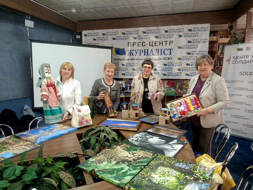 Акція «Рука підтримки»: серед лотів у Запоріжжі – картини, фотовітражі, вишивки, ляльки-мотанки, ювелірні прикраси