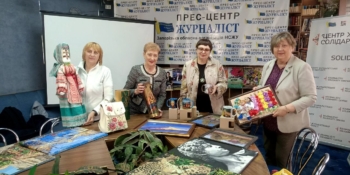 Акція «Рука підтримки»: серед лотів у Запоріжжі – картини, фотовітражі, вишивки, ляльки-мотанки, ювелірні прикраси 26 Акція «Рука підтримки»: серед лотів у Запоріжжі – картини, фотовітражі, вишивки, ляльки-мотанки, ювелірні прикраси