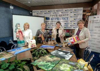 Акція «Рука підтримки»: серед лотів у Запоріжжі – картини, фотовітражі, вишивки, ляльки-мотанки, ювелірні прикраси