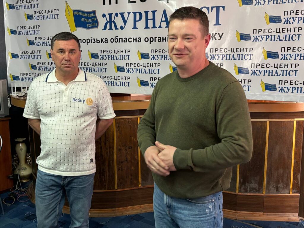 Благодійний аукціон-ярмарок «Рука підтримки»: запорізькі журналісти і волонтери співпрацюватимуть 18 Благодійний аукціон-ярмарок «Рука підтримки»: запорізькі журналісти і волонтери співпрацюватимуть 1