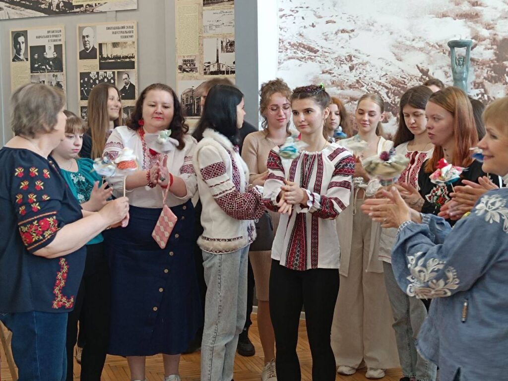 Сплеск позитивних емоцій: запорізькі медійники відзначили День вишиванки 18 Сплеск позитивних емоцій: запорізькі медійники відзначили День вишиванки 1