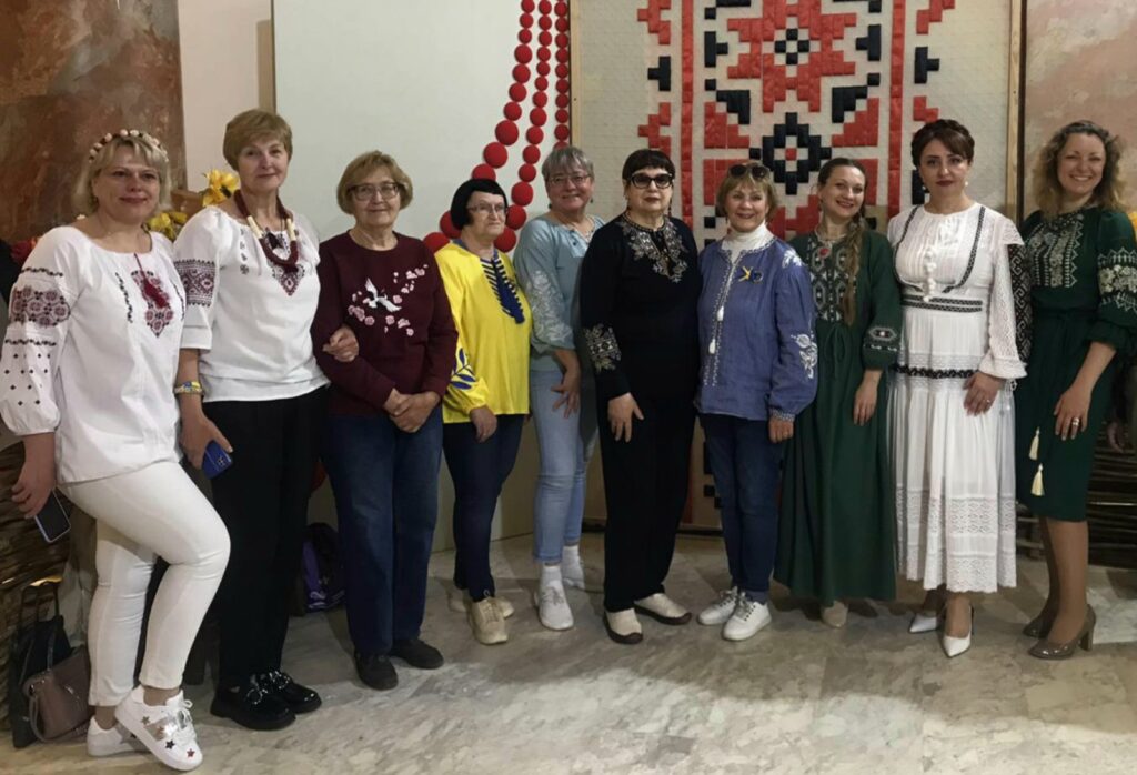 Сплеск позитивних емоцій: запорізькі медійники відзначили День вишиванки 20 Сплеск позитивних емоцій: запорізькі медійники відзначили День вишиванки 3