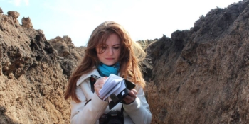 «Медійникам доводиться працювати у диму та серед руїн, із загрозою повторних атак», – відома воєнна журналістка Юлія Суркова