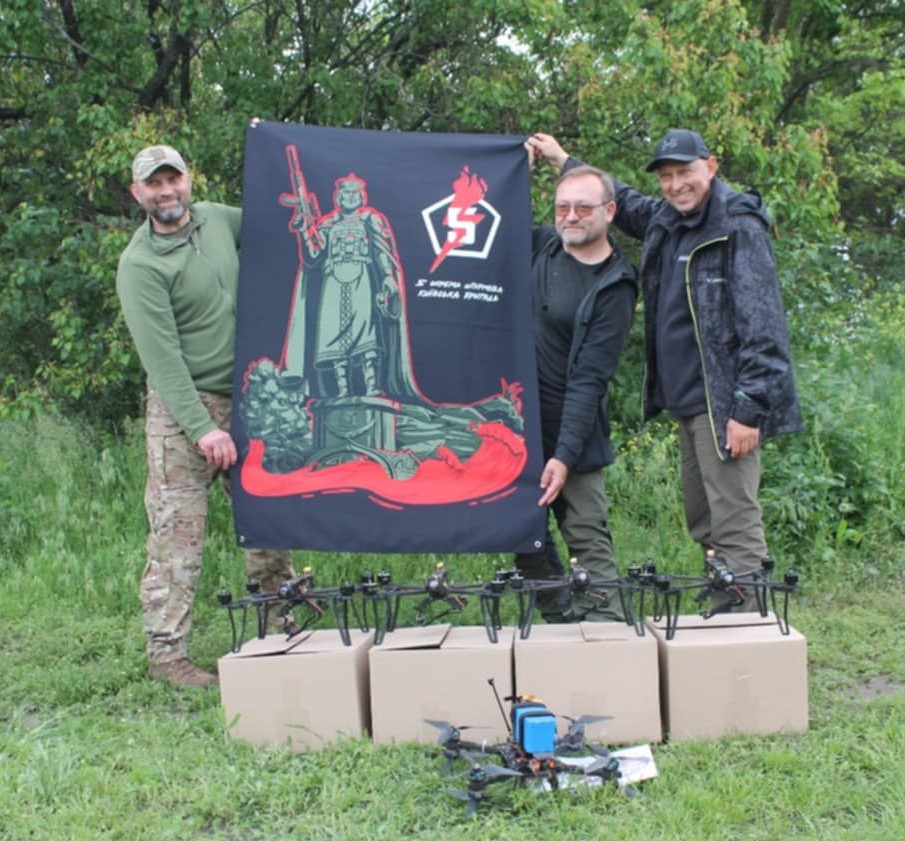 Дрон, розроблений журналістом-байкером з Умані, допомагатиме штурмовикам «демілітаризувати» росію 18 Дрон, розроблений журналістом-байкером з Умані, допомагатиме штурмовикам «демілітаризувати» росію 1