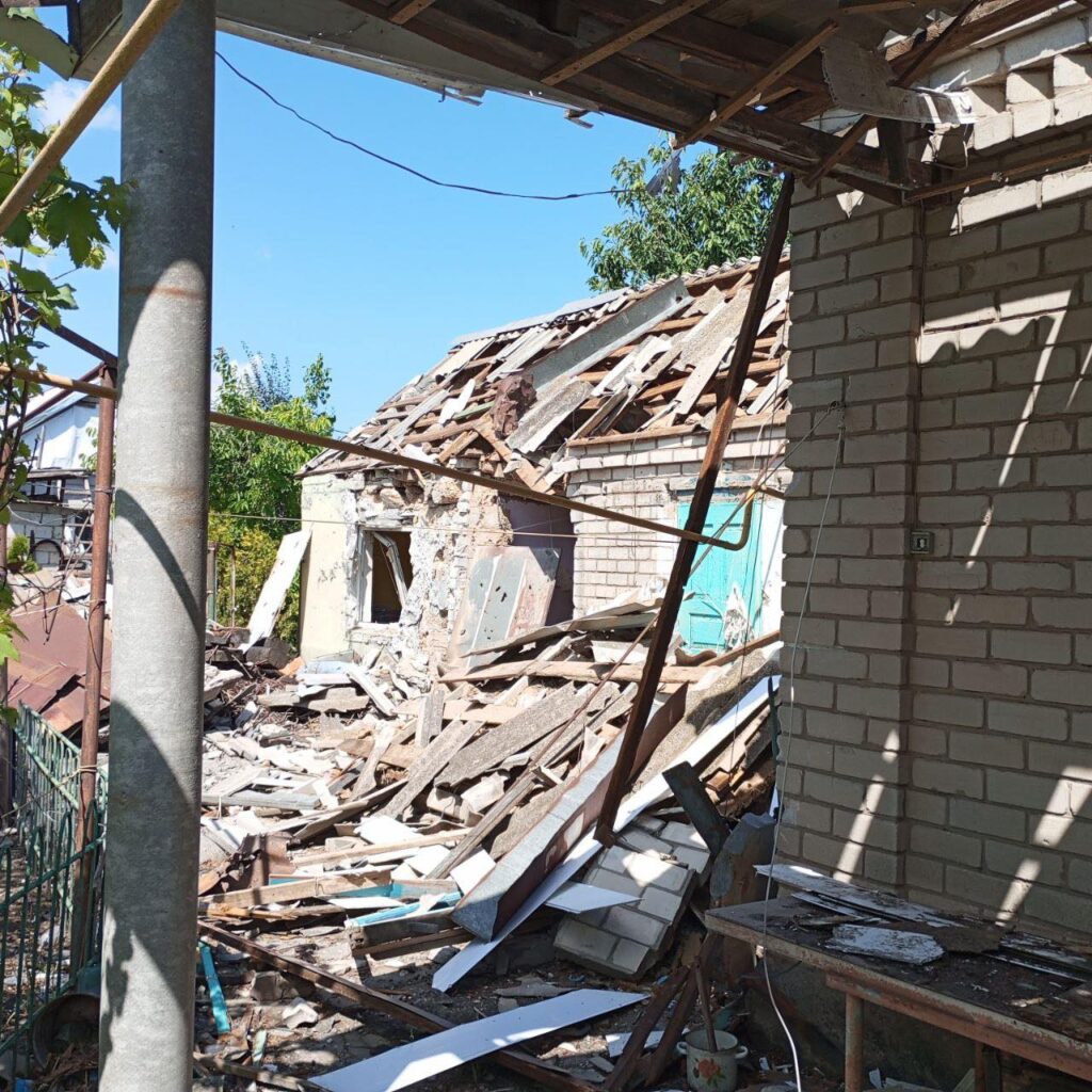 Унаслідок російського артилерійського обстрілу суттєво постраждав будинок представника Нацради на Херсонщині Сергія Мовчана 18 Унаслідок російського артилерійського обстрілу суттєво постраждав будинок представника Нацради на Херсонщині Сергія Мовчана 1