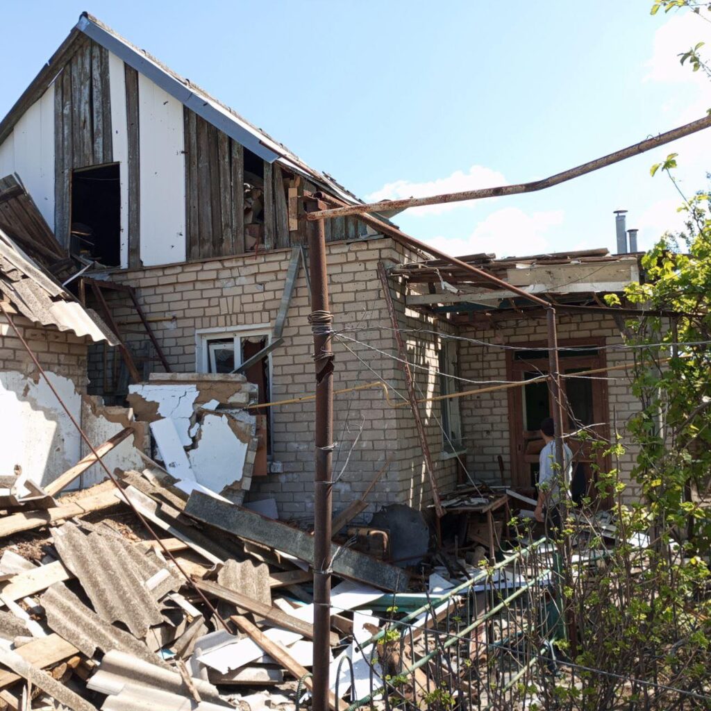 Унаслідок російського артилерійського обстрілу суттєво постраждав будинок представника Нацради на Херсонщині Сергія Мовчана