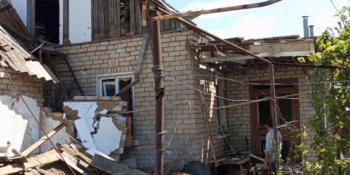 Унаслідок російського артилерійського обстрілу суттєво постраждав будинок представника Нацради на Херсонщині Сергія Мовчана