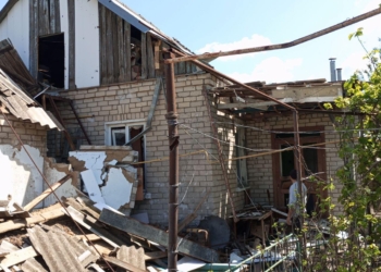 Унаслідок російського артилерійського обстрілу суттєво постраждав будинок представника Нацради на Херсонщині Сергія Мовчана