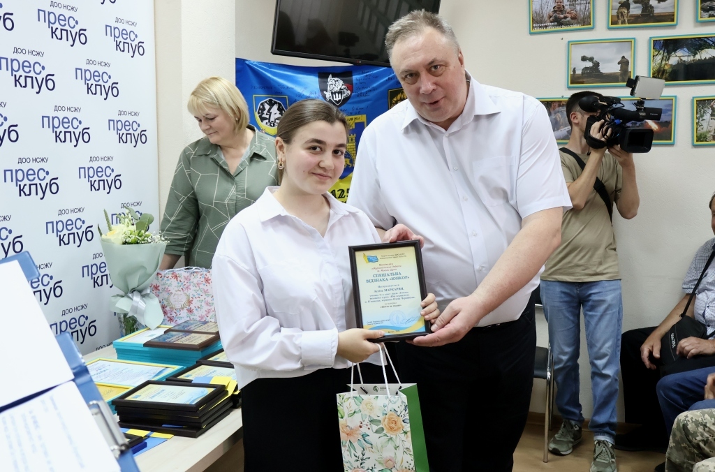 За кожним текстом – виразне авторське «Я»: на Дніпропетровщині нагородили переможців конкурсу «Інформаційний фронт-2024/25» 32 За кожним текстом – виразне авторське «Я»: на Дніпропетровщині нагородили переможців конкурсу «Інформаційний фронт-2024/25» 15