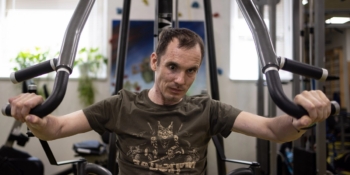 Зібрати себе з уламків памʼяті – воєнний журналіст Іван Любиш-Кірдей відновлюється після поранення