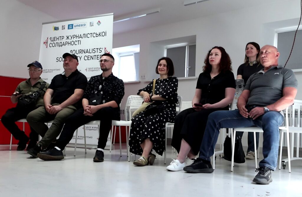 «Рука підтримки» – акція з багатьма сенсами: у Харкові відбулася зустріч медійників 21 «Рука підтримки» – акція з багатьма сенсами: у Харкові відбулася зустріч медійників 4