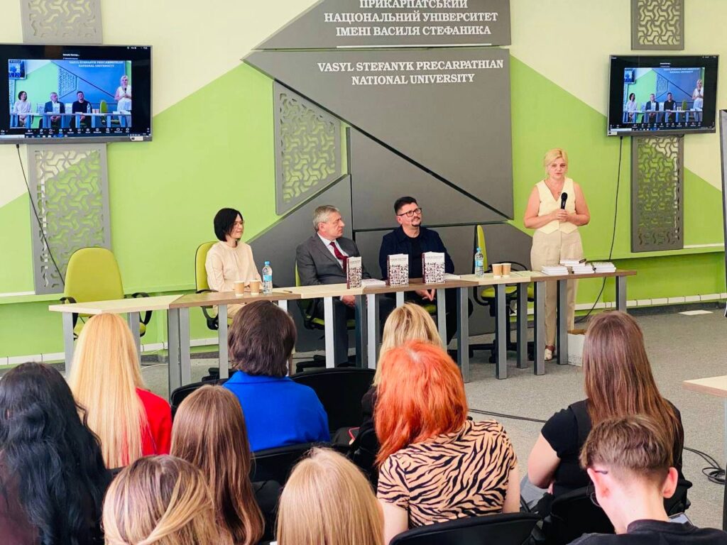 Видавничий проєкт «Поміж текстом: журналісти для журналістів»: результат співпраці професійних медійників та майбутніх журналістів Прикарпаття