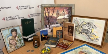 Акція «Рука підтримки»: в Івано-Франківському Центрі журналістської солідарності – благодійний розіграш призів 26 Акція «Рука підтримки»: в Івано-Франківському Центрі журналістської солідарності – благодійний розіграш призів