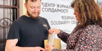 Акція «Рука підтримки»: в Івано-Франківському Центрі журналістської солідарності передали благодійні кошти колезі-військовослужбовцю ЗСУ 21 Акція «Рука підтримки»: в Івано-Франківському Центрі журналістської солідарності передали благодійні кошти колезі-військовослужбовцю ЗСУ