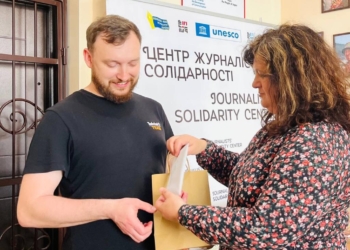 Акція «Рука підтримки»: в Івано-Франківському Центрі журналістської солідарності передали благодійні кошти колезі-військовослужбовцю ЗСУ