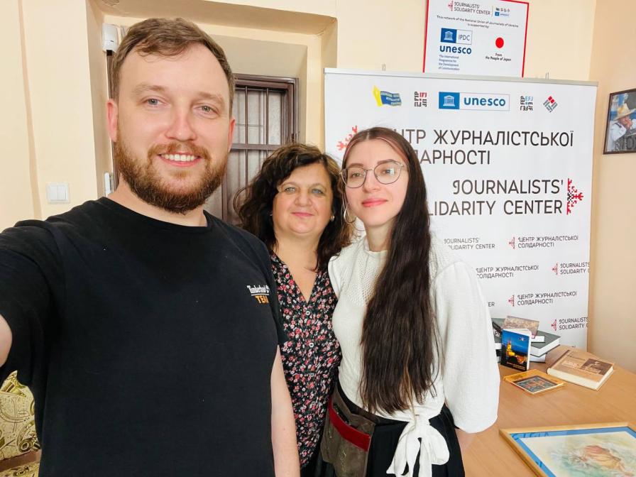 Акція «Рука підтримки»: в Івано-Франківському Центрі журналістської солідарності передали благодійні кошти колезі-військовослужбовцю ЗСУ 18 Акція «Рука підтримки»: в Івано-Франківському Центрі журналістської солідарності передали благодійні кошти колезі-військовослужбовцю ЗСУ 1