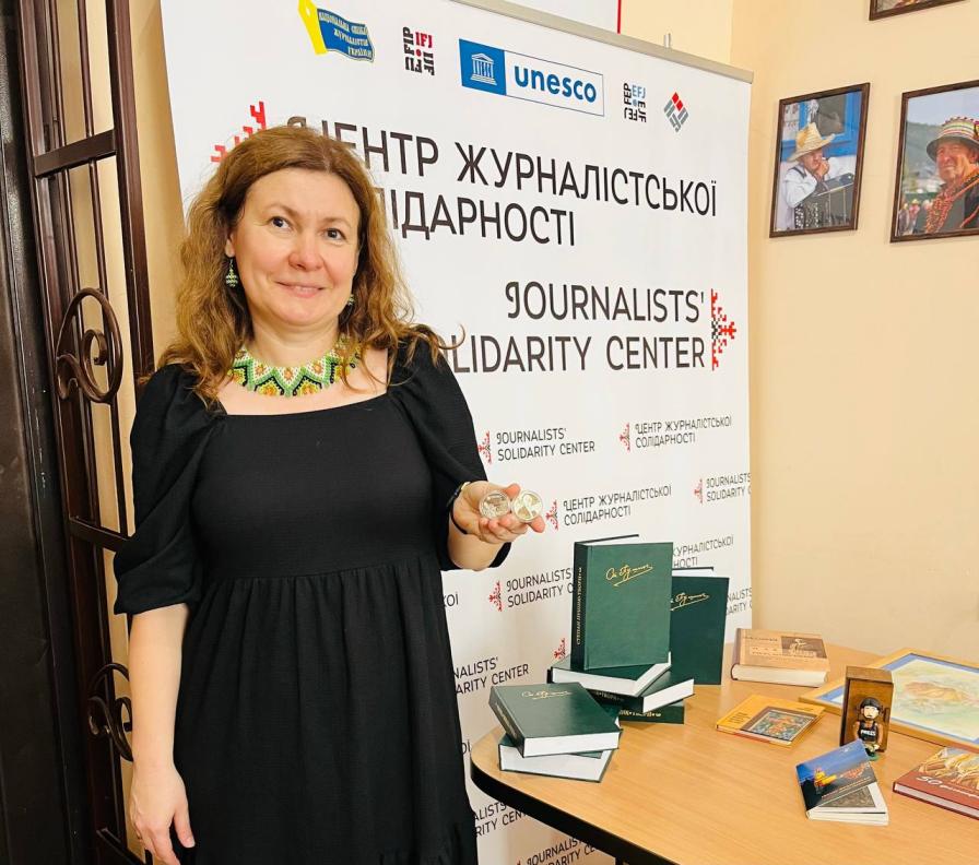 Акція «Рука підтримки»: в Івано-Франківському Центрі журналістської солідарності передали благодійні кошти колезі-військовослужбовцю ЗСУ 19 Акція «Рука підтримки»: в Івано-Франківському Центрі журналістської солідарності передали благодійні кошти колезі-військовослужбовцю ЗСУ 2