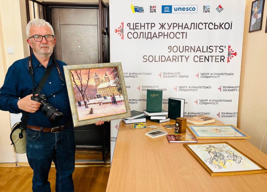 Акція «Рука підтримки»: в Івано-Франківському Центрі журналістської солідарності передали благодійні кошти колезі-військовослужбовцю ЗСУ 20 Акція «Рука підтримки»: в Івано-Франківському Центрі журналістської солідарності передали благодійні кошти колезі-військовослужбовцю ЗСУ 3