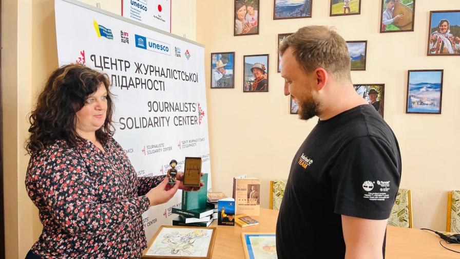 Акція «Рука підтримки»: в Івано-Франківському Центрі журналістської солідарності передали благодійні кошти колезі-військовослужбовцю ЗСУ 21 Акція «Рука підтримки»: в Івано-Франківському Центрі журналістської солідарності передали благодійні кошти колезі-військовослужбовцю ЗСУ 4
