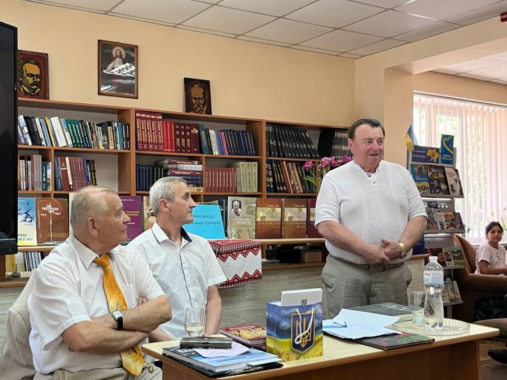 Проєкт «Читаємо своїх»: в Івано-Франківську відбулася творча зустріч із письменником, журналістикознавцем Володимиром Качканом 19 Проєкт «Читаємо своїх»: в Івано-Франківську відбулася творча зустріч із письменником, журналістикознавцем Володимиром Качканом 2