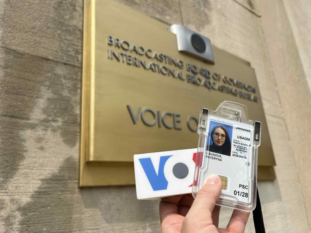 Національна спілка журналістів України відзначила журналістку «Голосу Америки» Катерину Лісунову Почесною грамотою 18 Національна спілка журналістів України відзначила журналістку «Голосу Америки» Катерину Лісунову Почесною грамотою 1