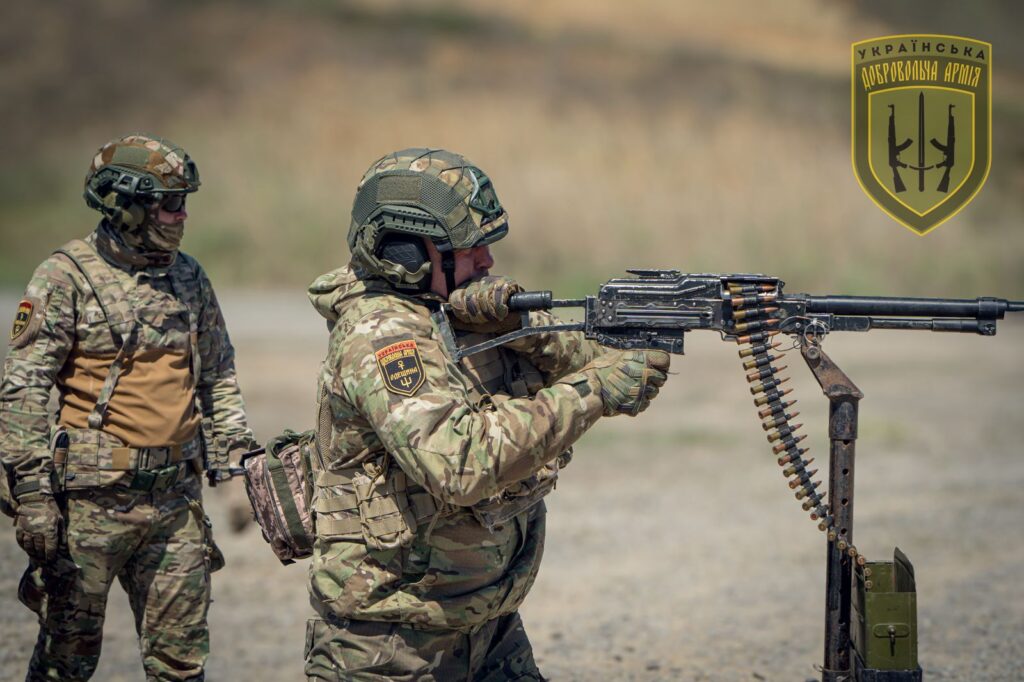 Командир і журналіст в одній особі. Як речник УДА Сергій Братчук поєднує на передовій слово і зброю 21 Командир і журналіст в одній особі. Як речник УДА Сергій Братчук поєднує на передовій слово і зброю 4
