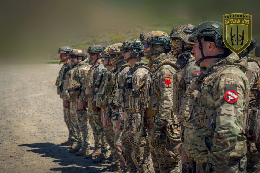 Командир і журналіст в одній особі. Як речник УДА Сергій Братчук поєднує на передовій слово і зброю 22 Командир і журналіст в одній особі. Як речник УДА Сергій Братчук поєднує на передовій слово і зброю 5