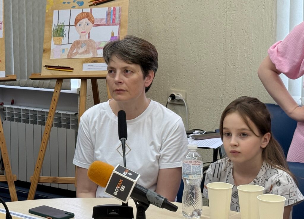 «Мама на роботі»: дитячий малюнок із серії листівок НСЖУ став символом незламності журналістки Лідії Тараш, яка вирвалася з окупації