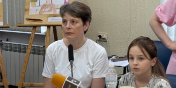 «Мама на роботі»: дитячий малюнок із серії листівок НСЖУ став символом незламності журналістки Лідії Тараш, яка вирвалася з окупації