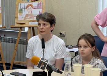 «Мама на роботі»: дитячий малюнок із серії листівок НСЖУ став символом незламності журналістки Лідії Тараш, яка вирвалася з окупації
