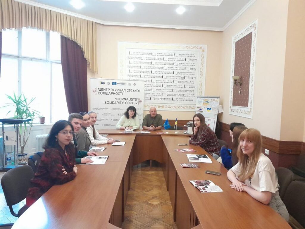 Ключову роль для журналістів під час війни відіграє фактчекінг: зустріч медійників і студентів у Львові