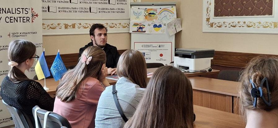 Львівський ЦЖС долучився до профорієнтаційного заходу: майбутні медійники пройшли Школу журналістики 21 Львівський ЦЖС долучився до профорієнтаційного заходу: майбутні медійники пройшли Школу журналістики 4