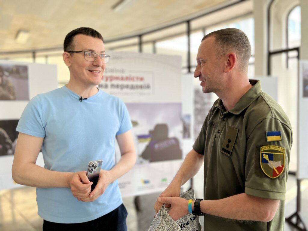 Голова НСЖУ Сергій Томіленко вручив військовим медійникам відзнаки Спілки