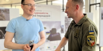 Голова НСЖУ Сергій Томіленко вручив військовим медійникам відзнаки Спілки