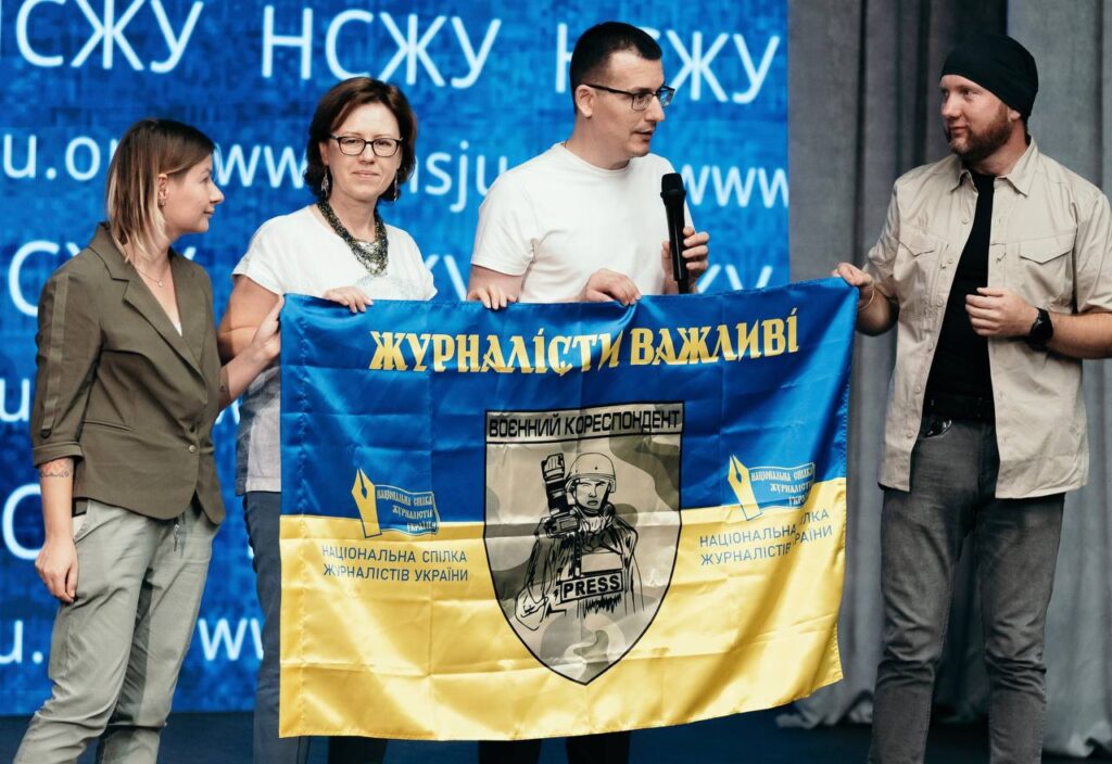 Харківські фронтові журналісти отримали спеціальну реліквію НСЖУ