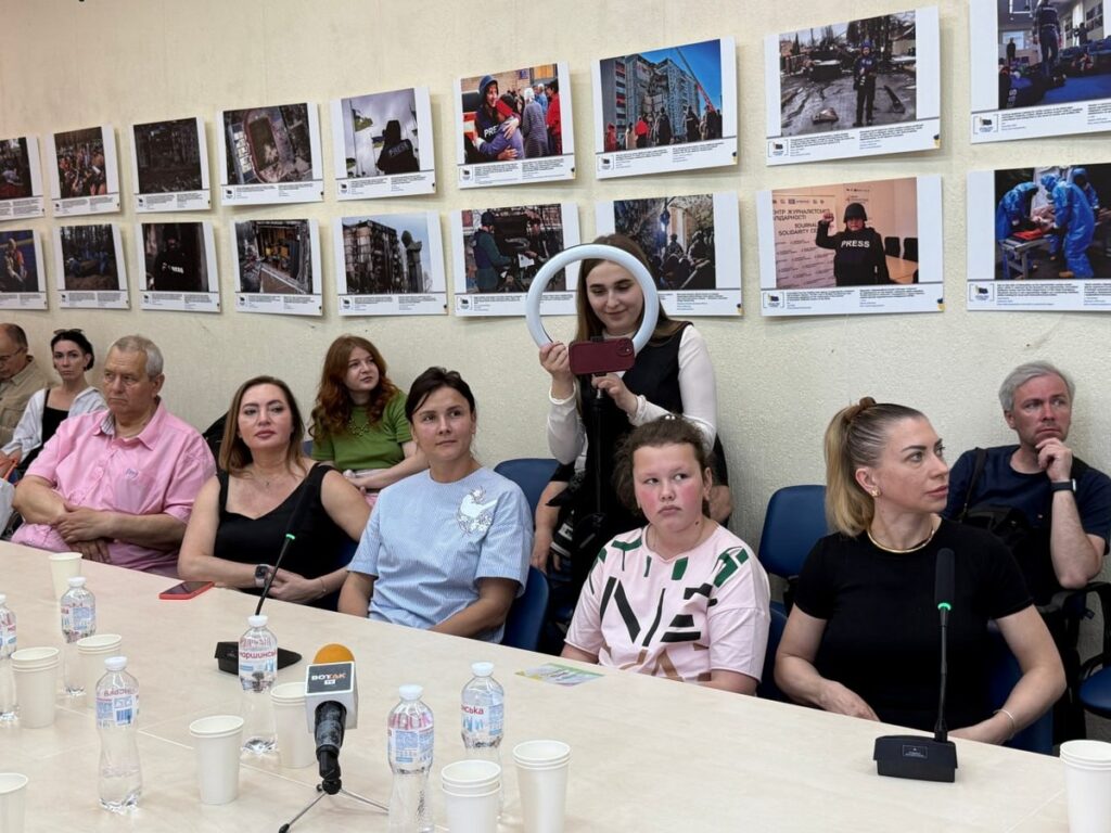 «Я – з родини журналістів»: Національна спілка журналістів України презентувала серію листівок до Дня журналіста 9