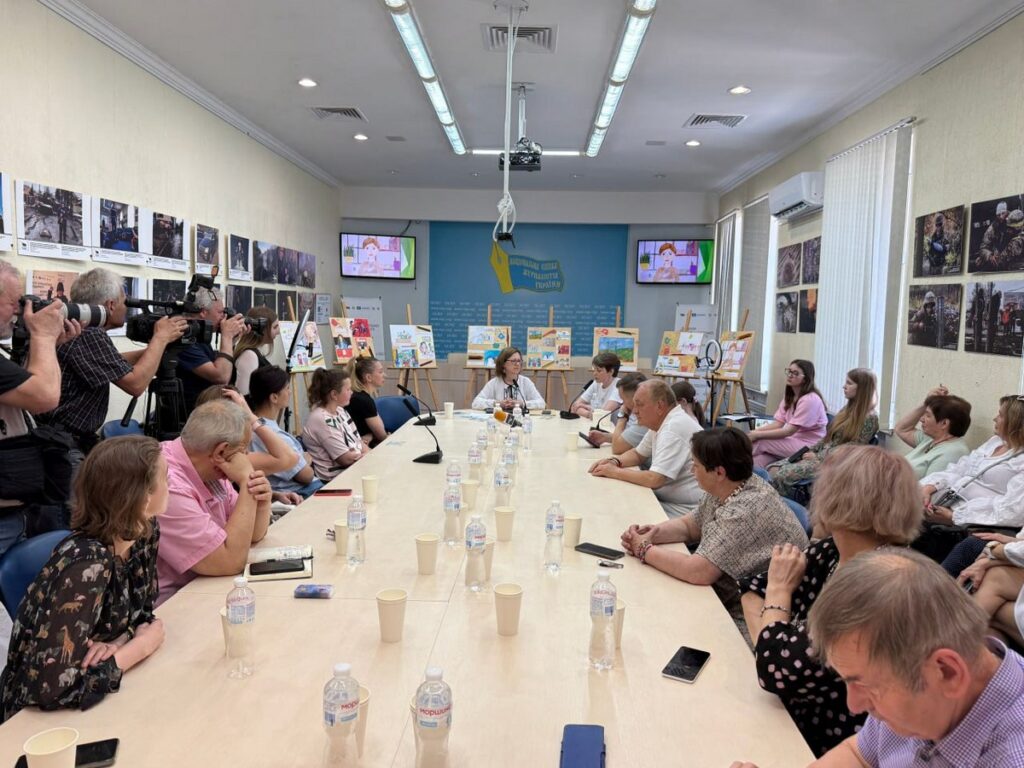«Я – з родини журналістів»: Національна спілка журналістів України презентувала серію листівок до Дня журналіста 1