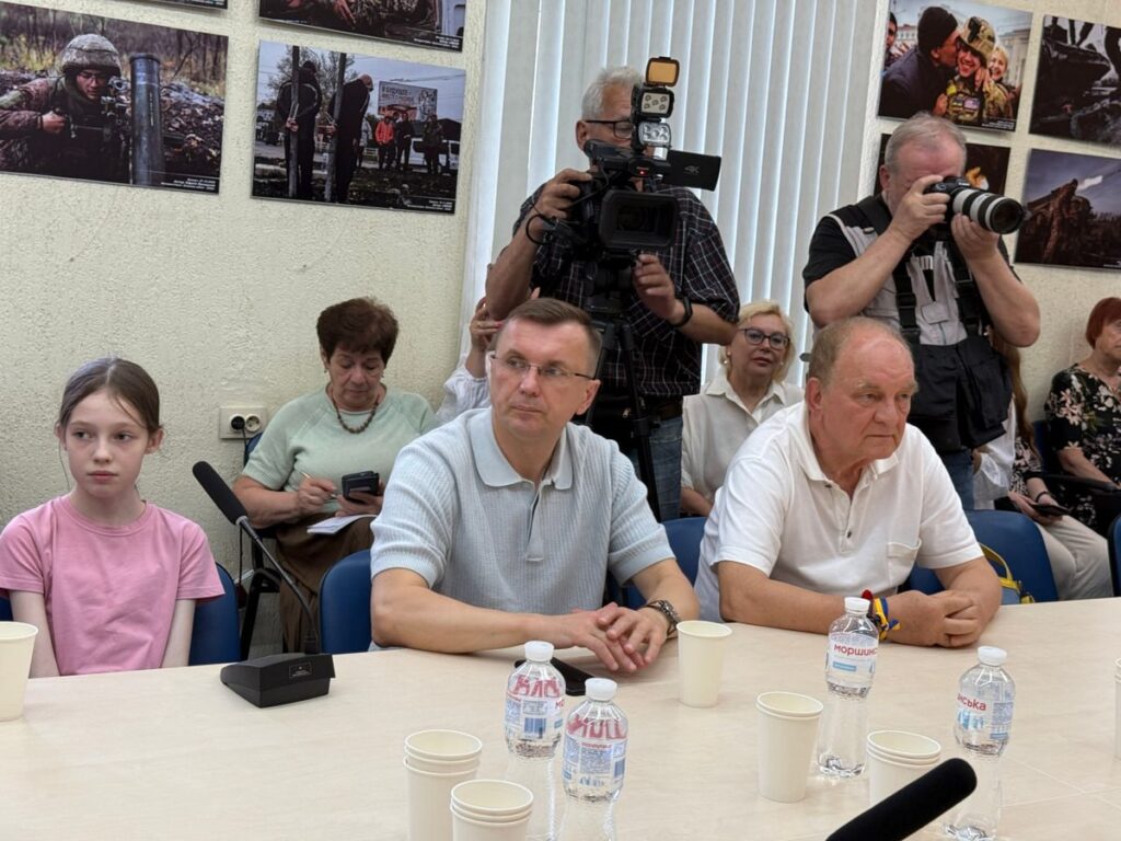 «Я – з родини журналістів»: Національна спілка журналістів України презентувала серію листівок до Дня журналіста 8