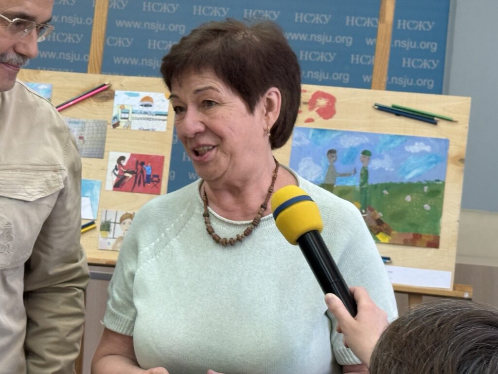 Знак народної пошани за професійну працю – журналістці «Журналіста України» Ользі Войцехівській 18 Знак народної пошани за професійну працю – журналістці «Журналіста України» Ользі Войцехівській 1