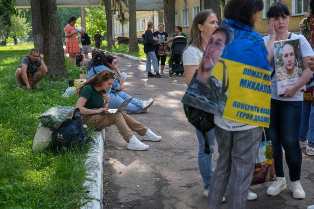«Медійникам доводиться працювати у диму та серед руїн, із загрозою повторних атак», – відома воєнна журналістка Юлія Суркова 18 «Медійникам доводиться працювати у диму та серед руїн, із загрозою повторних атак», – відома воєнна журналістка Юлія Суркова 1