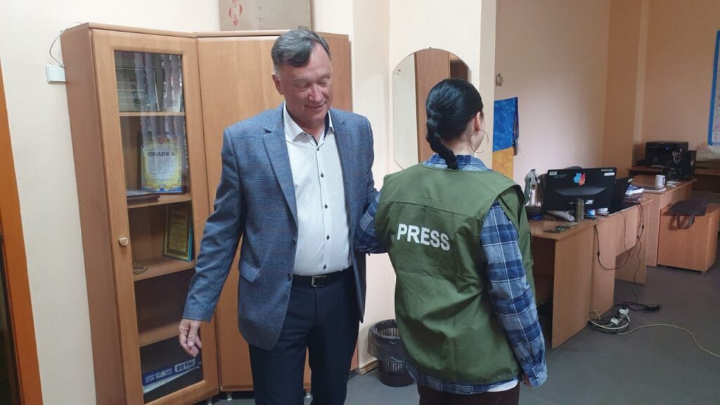 Жилети з написом «PRESS» розподілено у регіональні осередки НСЖУ: підтримка від японського благодійника